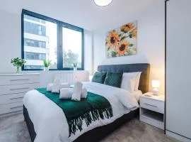 NEW! Stylish 2-bed apartment in Manchester by 53 Degrees Property - Amazing location, Ideal for Small Groups - Sleeps 4!