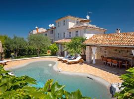 Family villa Elizabeta with pool in Umag, hotel in Čepljani