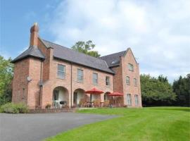 Gaer Hall Guilsfield a country mansion with hottub, hotell i Welshpool