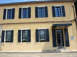 Hôtel Absolu, hotel v destinaci Castelsarrasin