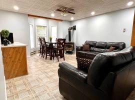 Basic 3 bedroom in Trenton with trailer parking, cabana o cottage a Trenton