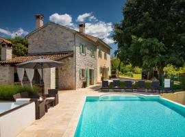 Rustic villa Zvonar with pool in Motovun, hotel Rakotuléban