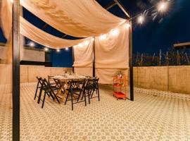 Trendy La Roma Condo with Parking & Patio，墨西哥城的分租公寓