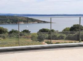 La Pointe sur l'eau - Vue mer - Piscine intérieure, hotel with pools in Plougastel-Daoulas