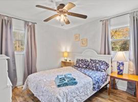 Beachy Getaway - Cozy and Secluded Lodge Home、Knightdaleのシャレー