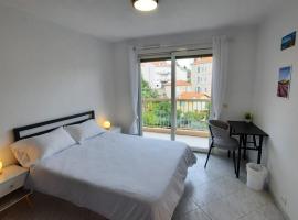 Sunny Mercury - Room in Apartment, homestay sa Cannes