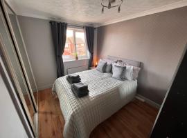 CONTRACTORS OR FAMILY HOUSE - M1 Nottingham - IKEA RETAIL PARK - CATKIN DRIVE - 2 Bed Home with Driveway, private garden, sleeps 4 - TV'S in all rooms, hotel bajet di Giltbrook