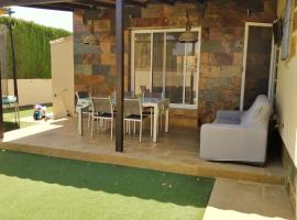 Estupenda casa de 400m2 con terraza y patio, ξενοδοχείο σε Montequinto