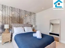Spacious near Seafront with Parking By Bluehouse Short Lets Brighton