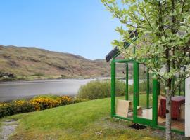 One bedroom house with lake view and enclosed garden at Tourmakeady/Derrypark, hotel met parkeren in Finny