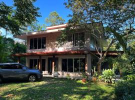Modern House for Families A/C, cottage in Turrialba