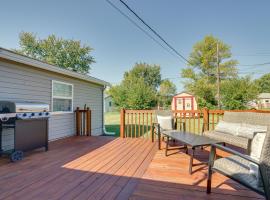 Cozy Indiana Home with Deck, Charcoal Grill and Yard!, hotel sa parkingom u gradu Marion