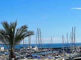 Seafront - beautiful flat with aircon and comfortable loggia, appartamento a Vallauris