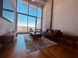 1 BR King Bed Downtown Oasis Heart Of Austin, hotel in Austin