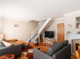 4-Bedroom House - Hot Tub, Games Room & Parking - Crich Matlock, hotel in Crich