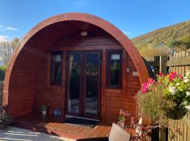 The Fox's Den, Luxury Cosy Mini Lodge, Highlands, hotel with parking in North Ballachulish