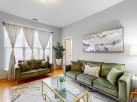 Chic Green l Near Downtown & IL Medical District, vacation home in Chicago