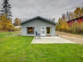 Cozy Fairbanks Cabin about 11 Mi to Downtown!