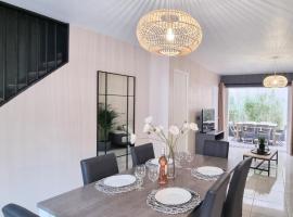 LE BAYARD Authentique Maison Sétoise Patio Climatisée Centre Historique Parking payant à proximité, hotel en Sète