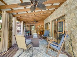 Cozy, Pet-Friendly Retreat in Hickory with Fire Pit!, hotel in Hickory