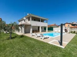 Villa Angelina with 3 bedrooms and Pool in Novigrad