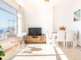 Panoramic Sea View Flat 2 min to Beach、クシャダスの駐車場付きホテル