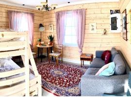 Scenic small guesthouse on horse farm by the lake, hotel v destinaci Frösö