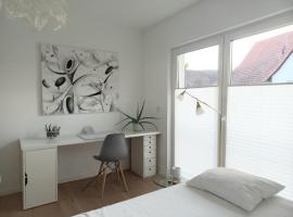 Privates Zimmer mit Bad, hotel in Efringen-Kirchen