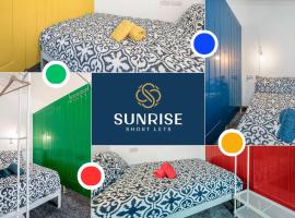 2 BED LAW - 2 rooms, 4 Double Beds, Fully Equipped, Free Parking, WiFi, 3xSmart TVs, Groups, Families, Food, Shops, Bars, Short - Long Stays, Weekly or Monthly Rates Available by SUNRISE SHORT LETS, apartamentų viešbutis Dandyje