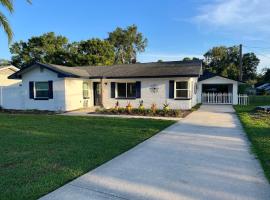 7th Avenue Bungalow, hótel í Mount Dora