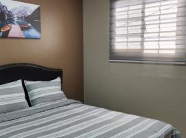 The Layover - 6 mins from the airport, Fully equipped for short and long stays, hotel v destinaci Kelly Village