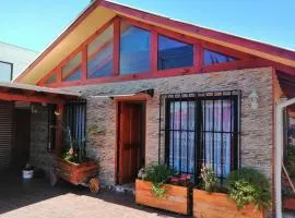 Casa equipada para 9 personas a 5 minutos del centro y la playa principal y 15 minutos de punta de lobos