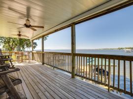 Spacious Lake Livingston Home with Decks and Fire Pit!, hotell med parkeringsplass i Livingston