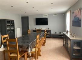 Gîte de Charme près du Mans avec Piscine et Climatisation - FR-1-410-381, hotel in Changé