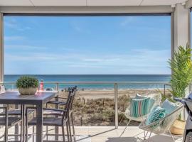 Hamptons-inspired Waterfront Living on Moana Beach, apartemen di Moana