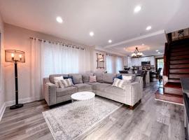 Cheerful & Modern Home w/ a Walkout Deck Area, hotel with parking in Glenside