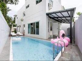 golf pool villa close patong and phuket town, vacation home in Kathu