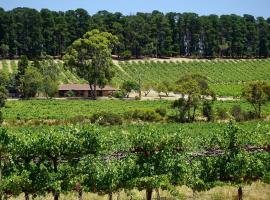 Picturesque Vineyard Farmhouse Nestled on 40-Acres、McLaren Flatのホテル