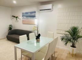 Vacation House 2-Bedroom 1 Bathroom in Beach Town with Full size Kitchen and free onsite parking and laundry - Great for solo, couple, family and business travelers, cottage in Manhattan Beach