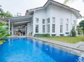 The Lavana DNS Villa Sentul, hotel with parking in Babakan Madang