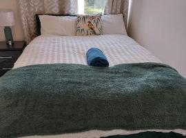 4 Double Bedroom House in Accrington sleeps 6, cheap hotel in Accrington