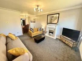 3 Bed Home for Contractors & Relocators with Parking, Garden & WiFi 30 mins to Alton Towers
