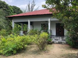 Karamaluu Garden Lodge, koliba u gradu 'Gunjur'