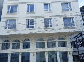 Hotel Emora Tree, hotel in Mysore