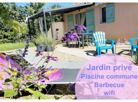 Le Mazet Camarguais # Jardin privé # Piscine commune, hotelli kohteessa Saint-Laurent-dʼAigouze