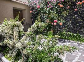 Torlonia: Due matrimoniali e bagno, hotel with parking in Luco dei Marsi