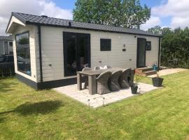 Charming chalet with spacious garden on a holiday park near the Wadden Sea, cottage in Hippolytushoef