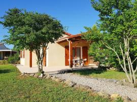 Tidy bungalow with dishwasher on a green domain, hotel with parking in Quillan