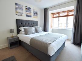 Luxury 2 BR Fully Furnished Flat in Crawley - 2 FREE Parking Spaces, hotel a Crawley
