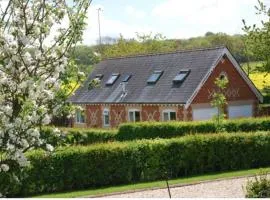 Cottage Sleeps 4 - Pet Friendly w Free Parking